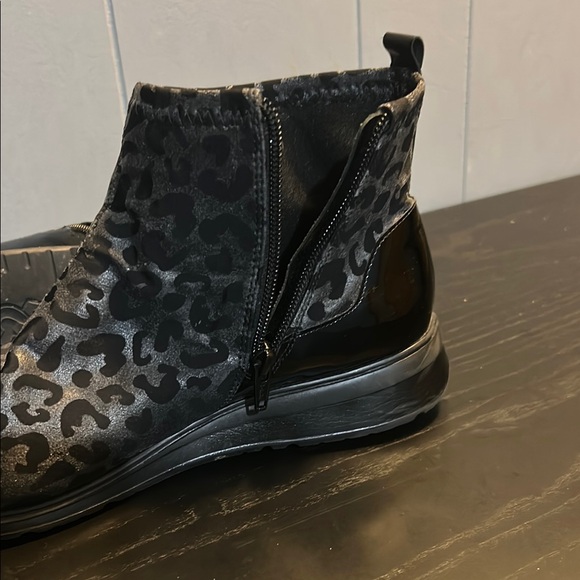 Walking Cradles Black Ankle Booties with Metallic Leopard Print size 9.5 - Picture 5 of 6